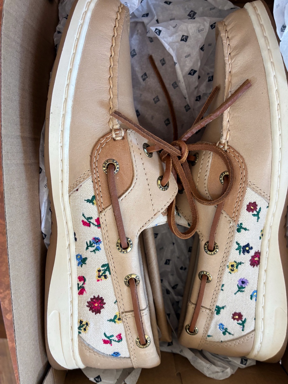 NWT Women’s SPERRY Tan Floral Embroidered Boat Shoes - Picture 2 of 6